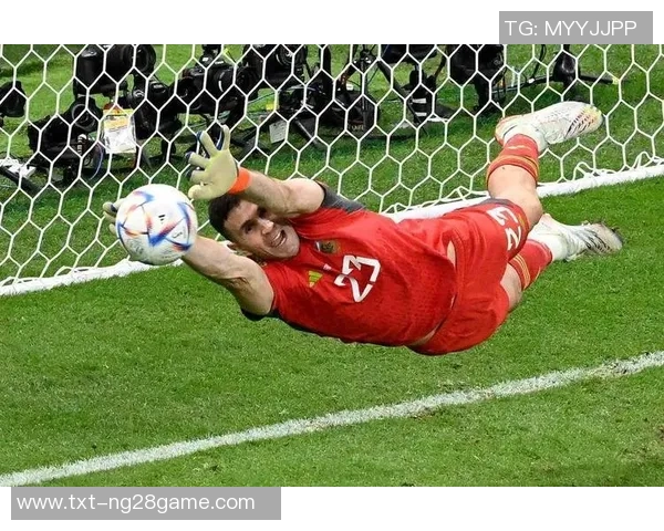 马丁内斯的传奇旅程：从球场新星到世界足球巨星的蜕变与成长